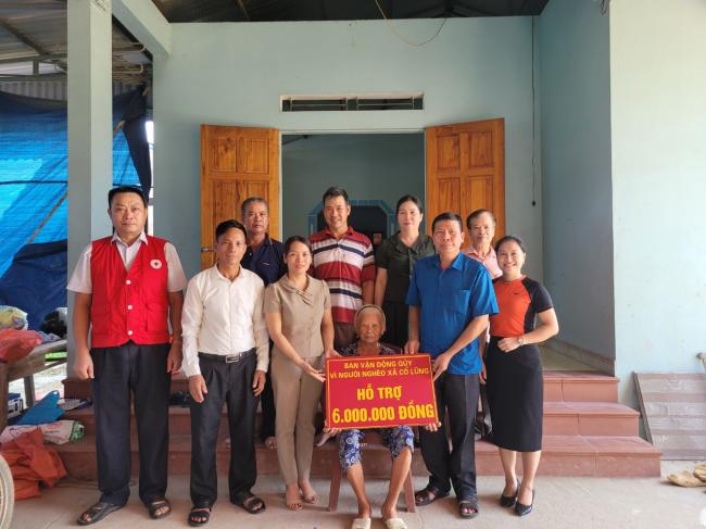 Trao kinh phí hỗ trợ xây dựng nhà Đại đoàn kêt cho hộ bà Tô Thị Lâm thuộc diện hộ cận nghèo xóm Làng Phan, xã Cổ Lũng, Phú Lương, Thái Nguyên
